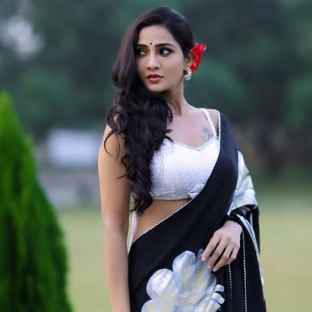 గాయత్రి సింహాద్రి అలియాస్ జ్యోత్స్న.  ఈ పేరు చెబితే ఠక్కున గుర్తుపట్టేస్తారు. కార్తీక్ దీపం 2 సీరియల్ ద్వారా తెలుగు ప్రేక్షకులకు దగ్గరయ్యింది. అచ్చ తెలుగమ్మాయి.. బుల్లితెరపై విలనిజంతో ఔరా అనిపిస్తుంది. మరోవైపు గ్లామర్ ఫోటోషూట్లతో నెటిజన్లను కట్టిపడేస్తుంది ఈ ముద్దుగుమ్మ. 