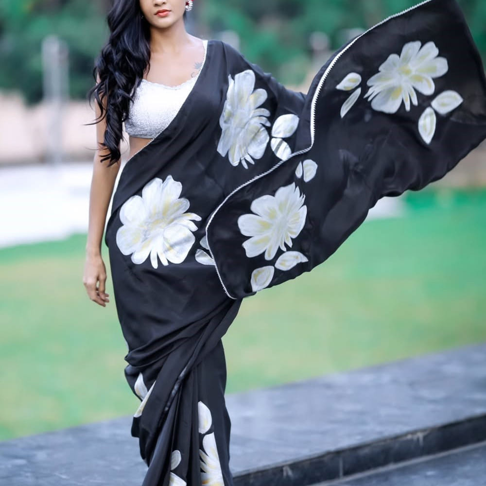 ప్రస్తుతం బుల్లితెరపై సీరియల్ హీరోయిన్ల కంటే ఎక్కువగా విలన్లకే ఫ్యాన్ ఫాలోయింగ్ ఉంది. స్టార్ హీరోయిన్లను మించిన ఫిట్నెస్, గ్లామర్ లుక్స్ తో స్మాల్ స్క్రీన్ పై సత్తా చాటుతున్నారు కొందరు ముద్దుగుమ్మలు. అందులో గాయత్రి సింహాద్రి ఒకరు. ఈ పేరు చెబితే తెలుగు అడియన్స్ అస్సలు గుర్తుపట్టలేరు. 