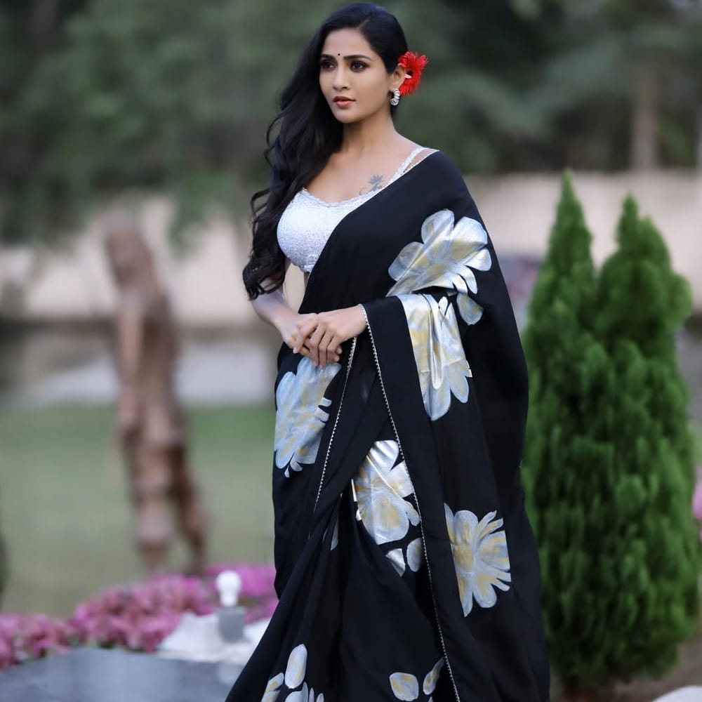 ఇదిలా ఉంటే.. సోషల్ మీడియాలో నిత్యం యాక్టివ్ గా ఉంటుంది గాయత్రి సింహాద్రి. రోజూ గ్లామరస్ ఫోటోలతో నెట్టింట రచ్చ చేస్తుంది ఈ ముద్దుగుమ్మ. ఇప్పుడు బ్లాక్ కలర్ శారీలో మతిపోగొట్టేస్తుంది ఈ ముద్దుగుమ్మ. ప్రస్తుతం ఆమె లేటేస్ట్ ఫోటోస్ నెట్టింట తెగ వైరలవుతున్నాయి. 