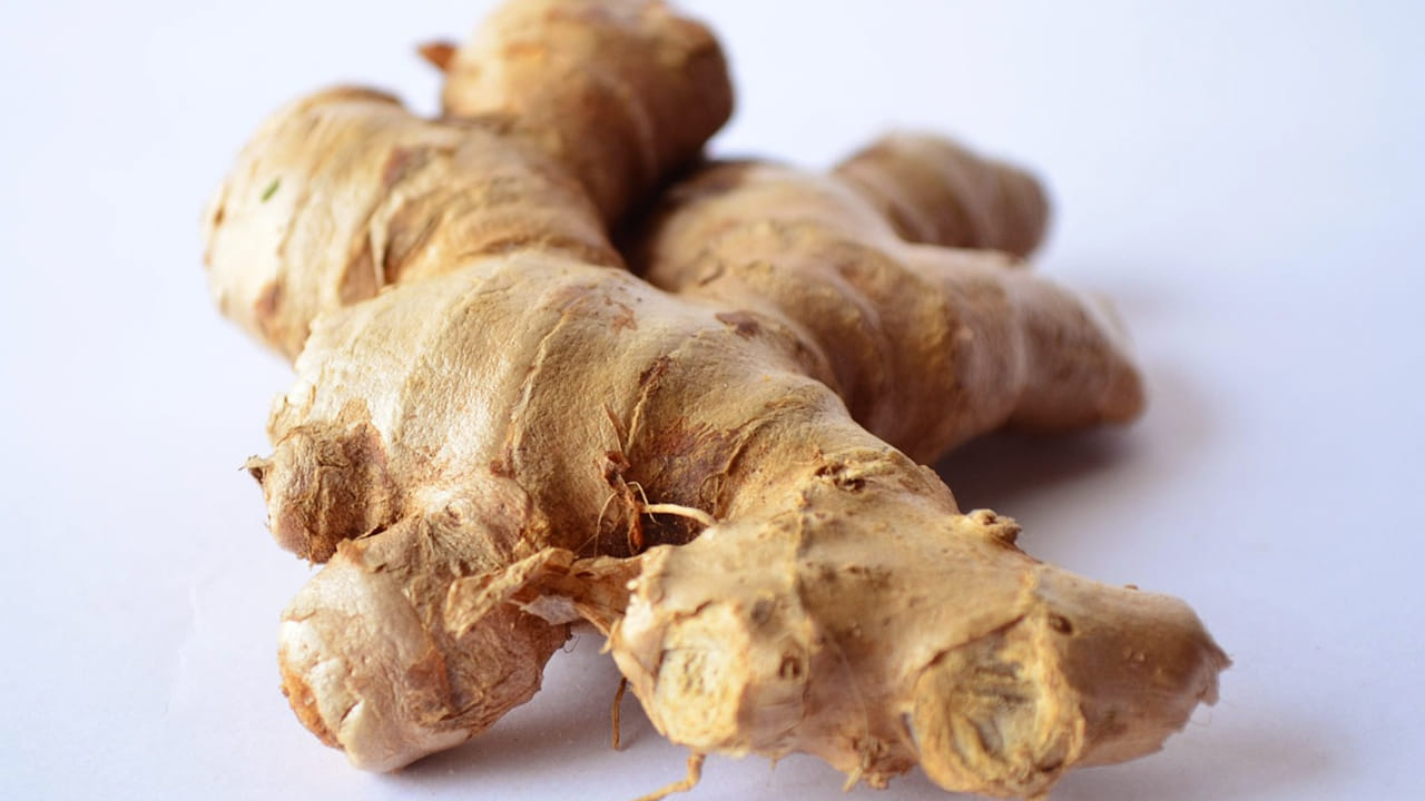 అల్లం తొక్కను తీసే ముందు ఎక్కువగా తీయకండి. ఇలా తీస్తే దానిలో ఉండే పోషకాలు మొత్తం పోతాయి. ఆ తర్వాత కూరల్లో వేసినా కూడా ఫలితం ఉండదు. కాబట్టి, ఇలా చేయకండి. 