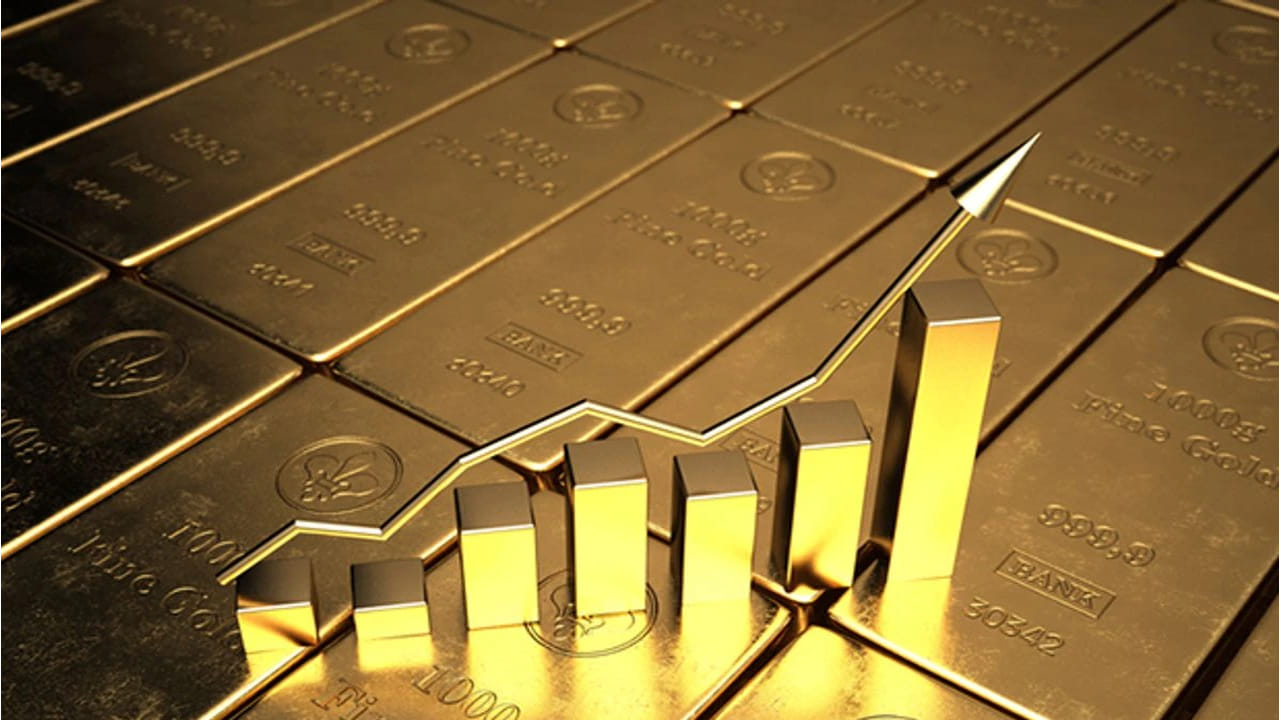 బంగారం కొనుగోలు చేసేవారికి బిగ్ షాక్. ధరలు తగ్గుదలకు మరోసారి బ్రేక్ పడింది. చాలా రోజుల తర్వాత ధరలు మళ్లీ భగ్గుమన్నాయి. గత రెండు, మూడు వారాలుగా ధరలు పతనమవుతూ వస్తోండటంతో కొనుగోలుదారులు ఊరట చెందారు. కానీ గురువారం ఉన్నట్లుండి ఒక్కసారిగా పెరుగుదల నమోదు చేశాయి. పెళ్లిళ్ల సీజన్ వస్తున్న క్రమంలో పసిడికి డిమాండ్ పెరుగుతోంది. దీంతో పాటు అంతర్జాతీయ పరిస్థితులు ధరల పెరుగుదలకు కారణమవుతున్నాయి.