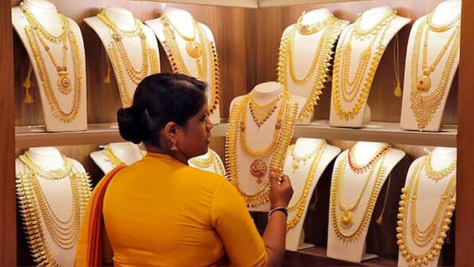 పెళ్లిళ్ల సీజన్ వేళ బిగ్ షాక్.. మళ్లీ పెరిగిన బంగారం ధరలు