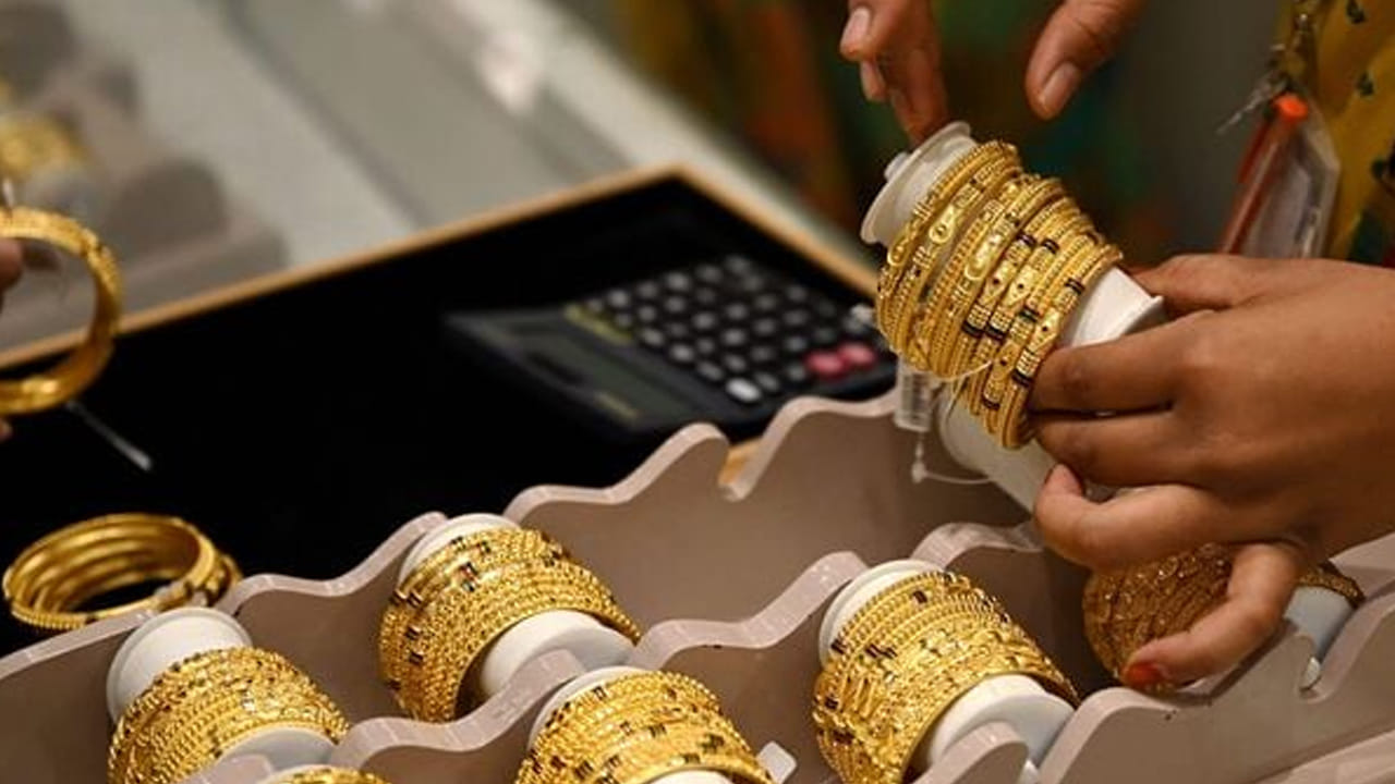 విజయవాడ, విశాఖపట్నంలో కూడా పై ధరలే ఉండగా.. చెన్నైలో ఏకంగా రూ.870 తగ్గింది. చెన్నైలో ఇవాళ 24 క్యారెట్ల గోల్డ్ రేటు రూ.1,57,310గా ఉండగా.. నిన్న రూ.1,58,180 వద్ద స్థిరపడింది. నిన్నటితో పోలిస్తే రూ.870 తగ్గింది. అటు 22 క్యారెట్ల బంగారం ధర రూ.1,44,200 వద్ద ట్రేడవుతోంది.