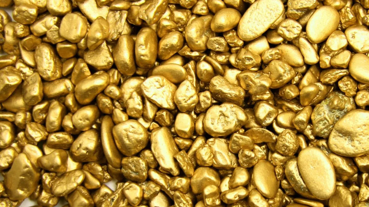 యునైటెడ్ స్టేట్స్ : యునైటెడ్ స్టేట్స్ బంగారు నిల్వల్లో కీలకంగా వ్యవహరిస్తుంది. ఇది సెంట్రల్ బ్యాంక్‌లో అధిక మొత్తంలో బంగారం నిల్వ చేయడమే కాకుండా, అత్యధిక భూగర్భ బంగారు నిక్షేపాలను కలిగి ఉంది. అధికారిక గణాంకాల ప్రకారం, యునైటెడ్ స్టేట్స్, సుమారు8,133 టన్నుల బంగారు నిక్షేపాలు కలిగి ఉన్నట్లు సమాచారం.