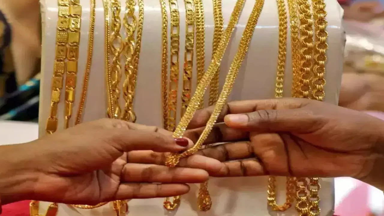 ఇక బెంగళూరులో 10 గ్రాముల 24 క్యారెట్ల ప్యూర్ గోల్డ్ రేటు రూ.1,60,530 వద్ద కొనసాగుతోంది. నిన్న రూ.1,53,930గా ఉంది. నిన్నటితో పోలిస్తే ఏకంగా రూ.6600 పెరిగింది. ఇక 22 క్యారెట్ల రేటు చూస్తే బెంగళూరులో రూ.1,47,150 పలుకుతోంది. నిన్న ఇది రూ.1,41,100గా ఉంది. నిన్నటితో పోలిస్తే రూ.6 వేల మేర పెరిగింది.
