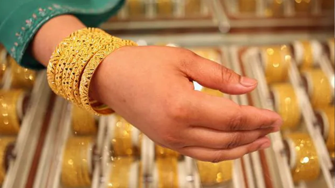 అటు కేజీ వెండి ధర ఢిల్లీలో శుక్రవారం రూ.2.70 లక్షలుగా ఉంది. ఇక హైదరాబాద్లో కూడా కేజీ సిల్వర్ రూ.2.70 లక్షలుగా కొనసాగుతోంది. ఇక చెన్నై, బెంగళూరులో కూడా ఇవే ధరలు కొనసాగుతున్నాయి. వెండి ధర నిన్న రూ.20 వేలు పెరగ్గా.. ఇవాళ పతనమయ్యాయి.