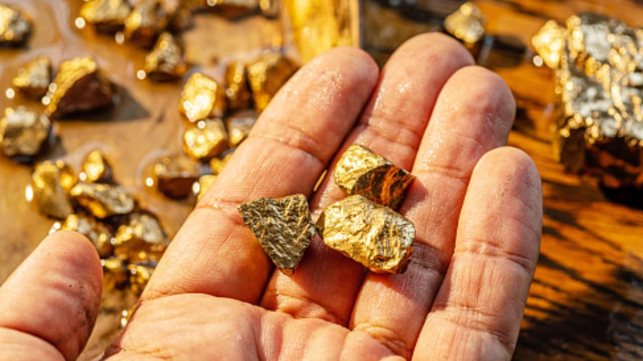 అదేవిధంగా , అత్యధిక బంగారు నిక్షేపాలు కలిగిన దేశంలో దక్షిణాఫ్రికా నాలుగో స్థానంలో ఉంది. ఇక్కడ దాదాపు 5000 టన్నులకు పైగా బంగారు నిక్షేపాలు ఉన్నట్లు తెలుస్తోంది. అలాగే చైనా 3000 టన్నుల బంగారు నిల్వ, నిక్షేపాలతో ఐదవ స్థానంలో నిలిచింది.