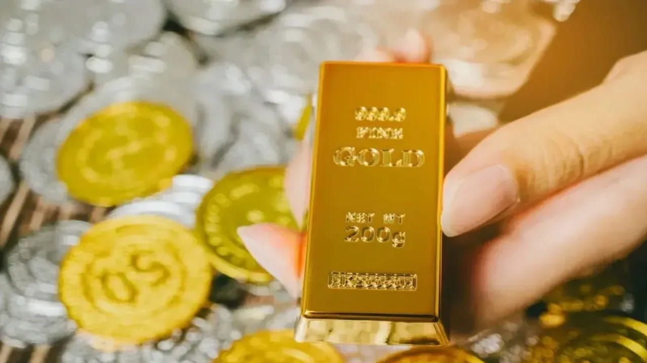 ఇక వెండి ఒకేసారి రూ.40 వేలు పెరిగింది. బుధవారం బెంగళూరులో కేజీ వెండి రూ.3.20 లక్షలు పలుకుతోంది. ఇక హైదరాబాద్‌లో కేజీ వెండి ధర రూ.3.20 లక్షలుగా ఉంది. నిన్న ఈ ధర రూ.3 లక్షలుగా ఉంది. నిన్నటితో పోలిస్తే ఇవాళ హైదరాబాద్‌లో వెండి ధర రూ.20 వేలు పెరిగింది.