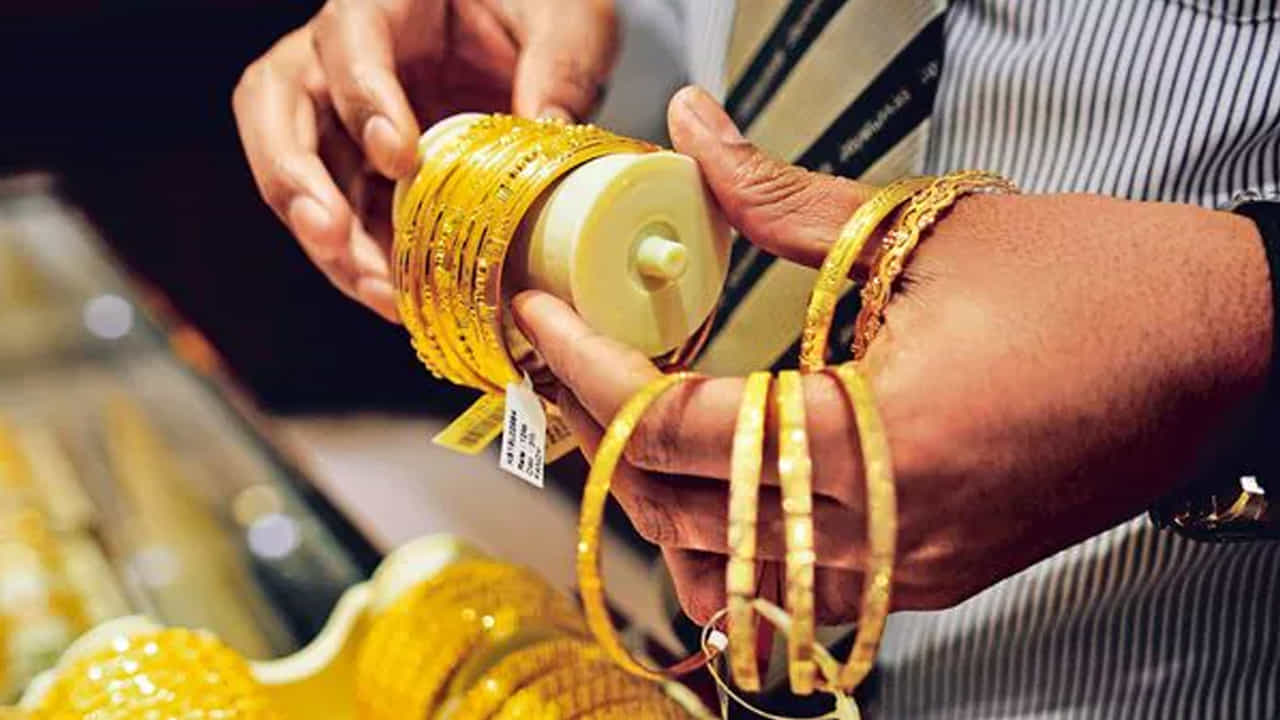 సోమవారం బంగారం ధరలు భారీగా తగ్గాయి. ఒకేసారి రూ.1310 గోల్డ్ రేటు తగ్గింది. ఆదివారం హైదరాబాద్లో 10 గ్రాముల 24 క్యారెట్ల స్వచ్చమైన మేలిమి బంగారం రేటు రూ.1,57,750 వద్ద స్థిరపడగా.. ఇవాళ రూ.1,56,440కి పడిపోయాయి. ఇక 22 క్యారెట్ల గోల్డ్ రేటు ప్రస్తుతం రూ.1,43,400 వద్ద కొనసాగుతోంది. నిన్న ఈ ధర రూ.1,44,600గా ఉంది. నిన్నటితో పోలిస్తే ధర రూ.1200 తగ్గింది.