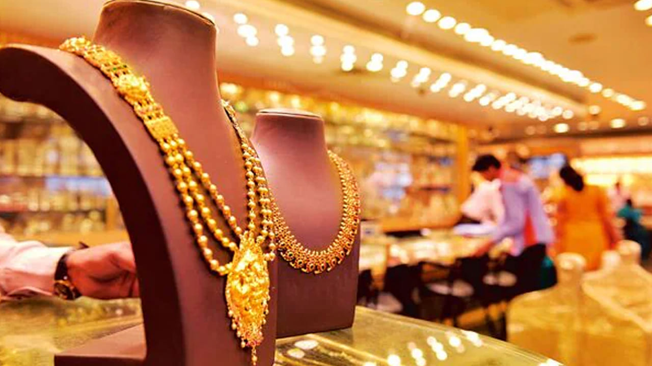 అటు బెంగళూరులో 24 క్యారెట్ల గోల్డ్ రేటు రూ.1,56,440 వద్ద ట్రేడవుతుండగా.. 22 క్యారెట్ల ధర రూ.1,43,400గా ఉంది. ఢిల్లీలో 24 క్యారెట్ల బంగారం ధర రూ.1,56,590 వద్ద కొనసాగుతోండగా.. 22 క్యారెట్ల రేటు రూ.1,43,550గా ఉంది. నిన్నటితో పోలిస్తే రూ.1200 మేర ధర తగ్గిందని చెప్పవచ్చు.
