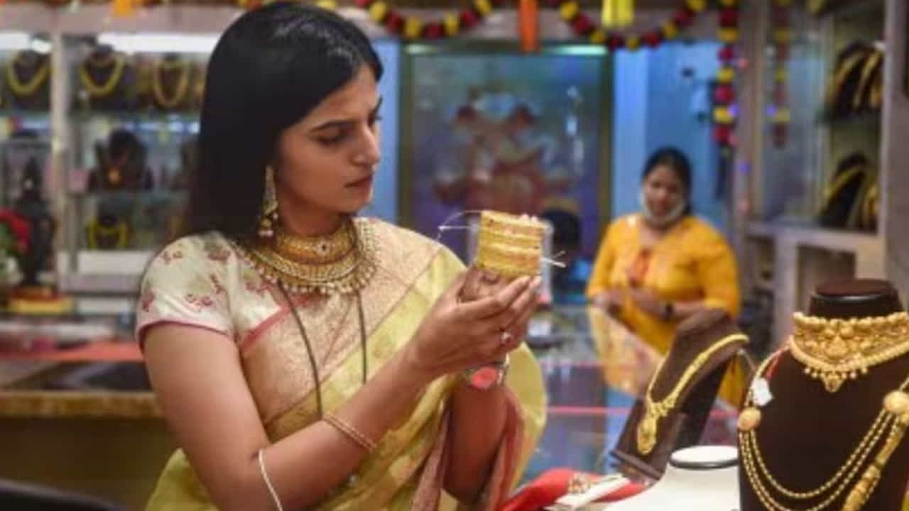 అటు ఢిల్లీలో కేజీ వెండిపై సోమవారం రూ.7 వేలు తగ్గింది. నిన్న కేజీ సిల్వర్ ధర రూ.2,75,000 వద్ద కొనసాగుతుండగా.. ఇవాళ రూ.2.68 లక్షలుగా ఉంది. ఇక హైదరాబాద్లో వెండి ధరలు స్థిరంగా కొనసాగుతున్నాయి. నగరంలో రూ.2.80 లక్షల వద్ద ట్రేడువుతున్నాయి. ఇక చెన్నైలో కూడా రూ.2.80 లక్షల వద్ద ఉన్నాయి.