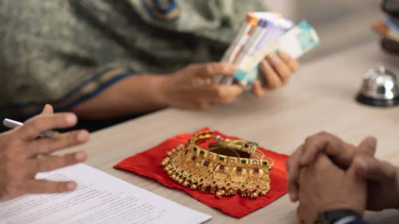  బంగారు రుణం అతిపెద్ద ప్రయోజనం ఏమిటంటే వడ్డీ రేటు వ్యక్తిగత రుణం కంటే చాలా తక్కువగా ఉంటుంది. ప్రధాన బ్యాంకులలో (SBI, HDFC, ICICI వంటివి) ప్రస్తుతం వడ్డీ రేట్లు 8.5% నుండి 12% వరకు ఉన్నాయి. SBI వంటి బ్యాంకులు 8.75% నుండి ప్రారంభించవచ్చు. అయితే కొన్ని NBFCలు 9.5% నుండి 18% వరకు ఉండవచ్చు. తిరిగి చెల్లించే ఎంపికలు కూడా సులభం. మీరు ప్రతి నెలా EMI చెల్లించవచ్చు. ఇందులో అసలు, వడ్డీ రెండూ ఉంటాయి. లేదా చాలా బ్యాంకులు ప్రతి నెలా వడ్డీని మాత్రమే చెల్లించి నెలాఖరులో అసలు చెల్లించే ఎంపికను కలిగి ఉంటాయి (బుల్లెట్ రీపేమెంట్). కొన్ని ప్రదేశాలలో ఓవర్‌డ్రాఫ్ట్ సౌకర్యం ఉంది. ఇది మీకు అవసరమైన విధంగా డబ్బును ఉపయోగించుకోవడానికి అనుమతిస్తుంది. ఉపయోగించిన మొత్తంపై మాత్రమే వడ్డీ వసూలు చేస్తారు.