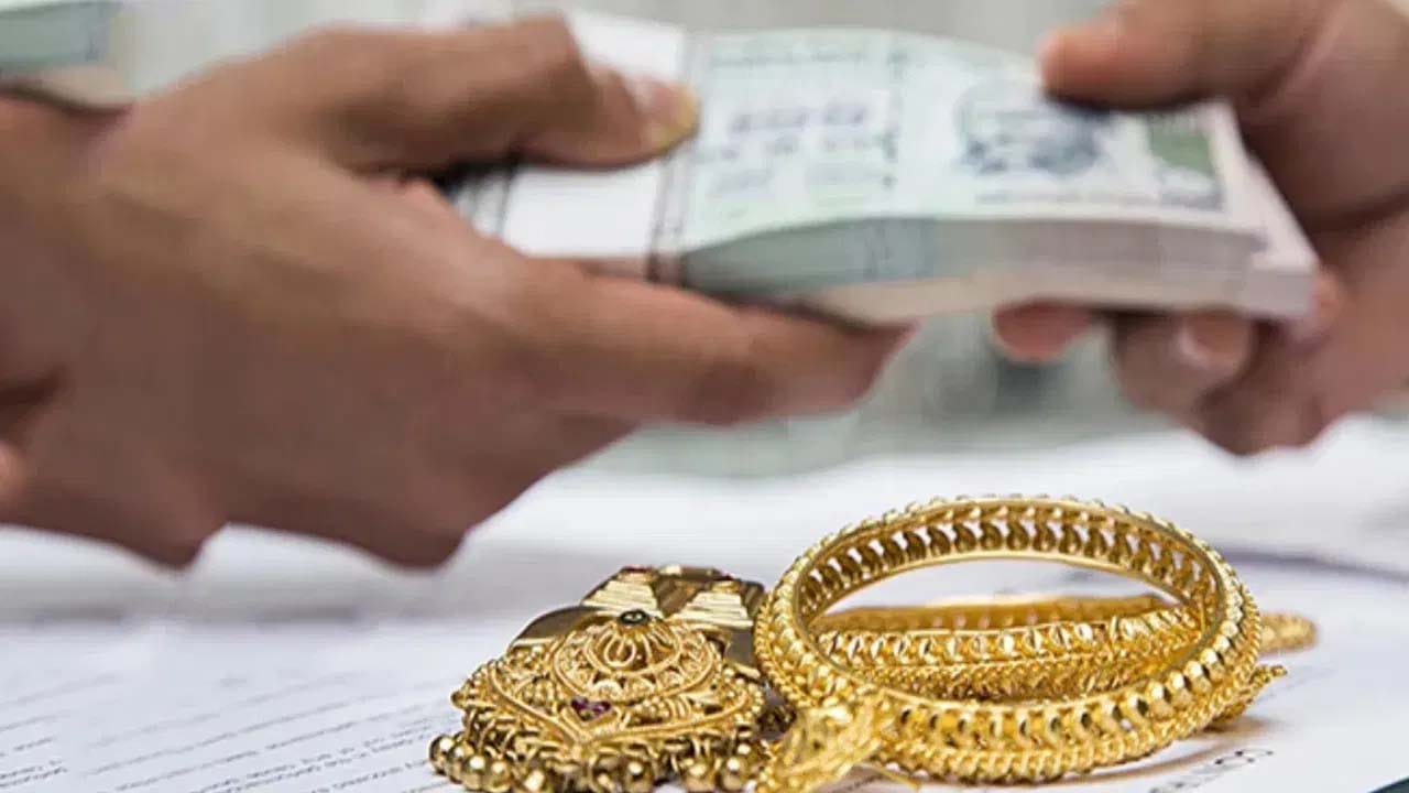  ఉదాహరణకు మీరు 12 నెలల పాటు 10% వడ్డీకి రూ. 1 లక్ష రుణం తీసుకుంటే EMI దాదాపు రూ. 8,800 నుండి రూ. 9,000 వరకు ఉంటుంది. మీరు వడ్డీ మాత్రమే చెల్లించాలనుకుంటే నెలకు రూ. 830-900 ఖర్చవుతుంది. రుణం తీసుకునేటప్పుడు కొన్ని ముఖ్యమైన విషయాలను గుర్తుంచుకోండి. ఇది సెక్యూర్డ్ లోన్ కాబట్టి క్రెడిట్ స్కోర్ గురించి చింతించకండి. ప్రాసెసింగ్ ఫీజు దాదాపు 0.5% నుండి 1% వరకు ఉంటుంది. కొన్ని బ్యాంకులు బిస్కెట్లు లేదా ఆభరణాలపై నాణేలపై మాత్రమే రుణాలు ఇస్తాయి. అందుకే నిబంధనలను తనిఖీ చేయండి. ముఖ్యంగా మీరు సకాలంలో వడ్డీ లేదా EMI చెల్లించకపోతే బ్యాంక్ బంగారాన్ని వేలం వేయవచ్చు. అందుకే మీ తిరిగి చెల్లింపులను ముందుగానే ప్లాన్ చేసుకోండి.