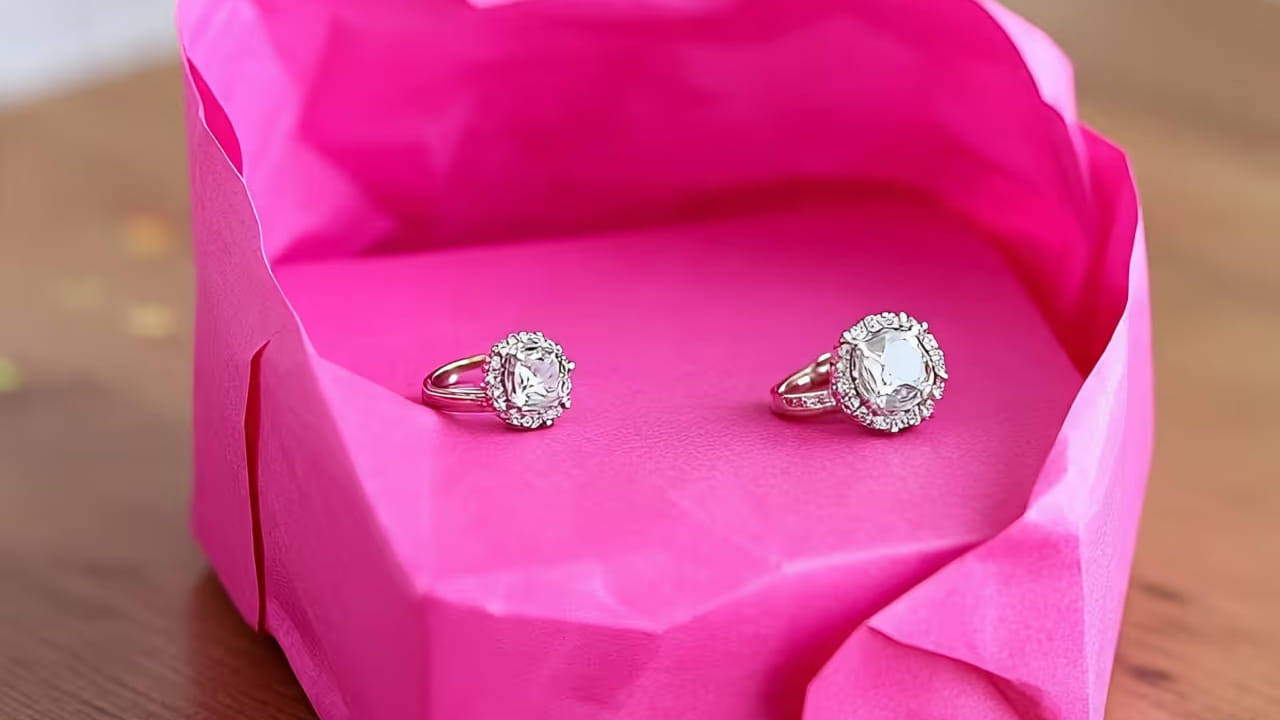 పింక్ కలర్ ఎందుకు వాడతారంటే.. ఆ కలర్‌ను శుభ్రత, మృదుత్వం, సౌమ్యతకు ప్రతీకగా భారతీయులు భావిస్తారు. అంటే.. ఆ కలర్ చూడగానే మనస్సులో ప్రశాంతత, సానుకూల భావన ఏర్పడుతుంది. ఇక బంగారాన్ని పింక్ పేపర్ మీద పెట్టినప్పుడు అది మరింత ఆకర్షణీయంగా కనిపిస్తుంది. దీంతో కస్టమర్లకు కూడా కళ్లకు అహ్లాదంగా కనిపించడం వల్ల విలువైన వస్తువు కొనుగోలు చేశామనే భావన ఏర్పడుతుంది.
