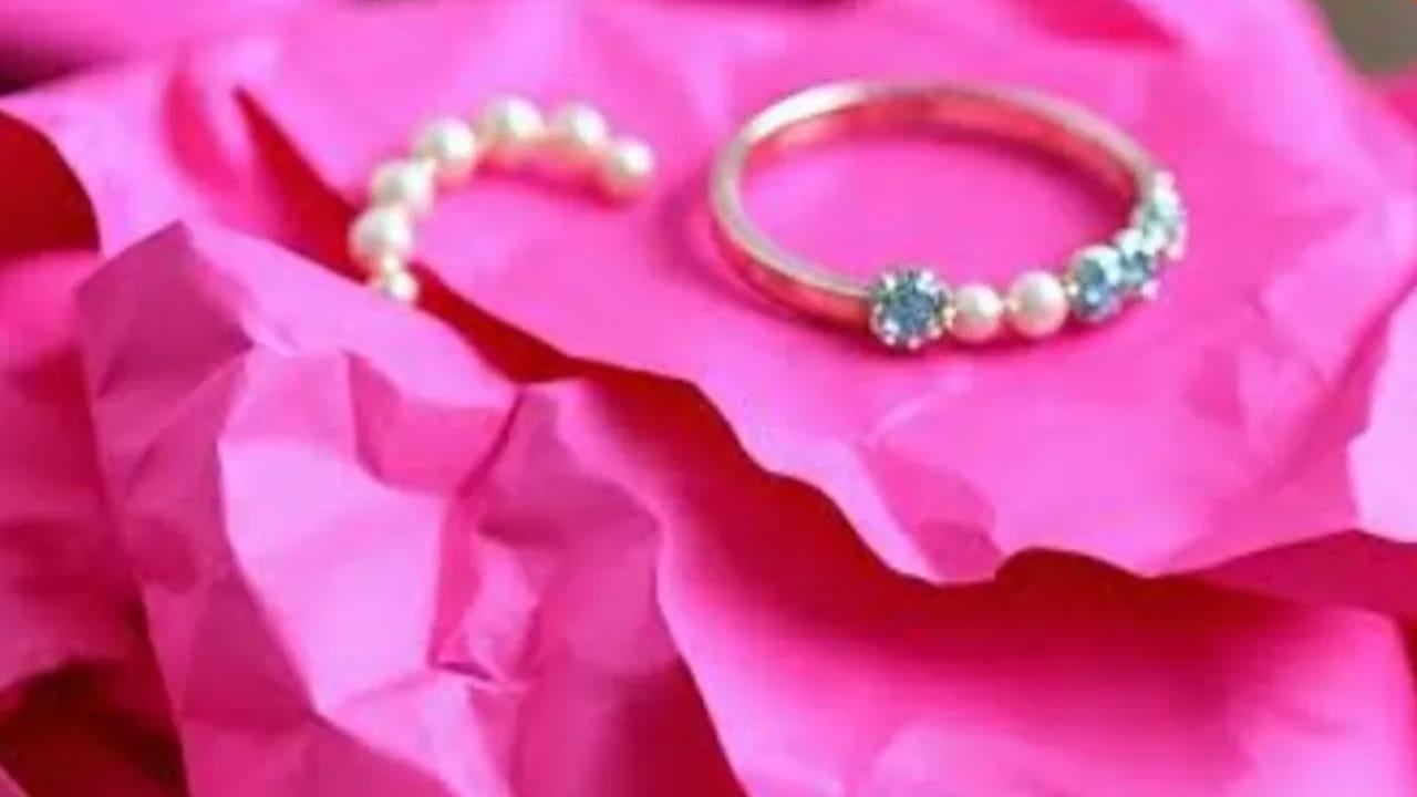 భారతీయులు సంప్రదాయాలను బాగా పాటిస్తారు. ఎప్పటినుంచో బంగారాన్ని పింక్ పేపర్‌లో చుట్టి ఇవ్వడం అలవాటు అయింది. దీంతో తరతరాలుగా అది కొనసాగుతూ వస్తోంది. ఇక పింక్ పేపర్‌కు మురికి, మడతలు పడినా త్వరగా కనిపించదు. అలాగే గోల్డ్ అందించేటప్పుడు ఒక ప్రత్యేకత ఉండాలనే కారణంతో షాపుల యజమానులు పింక్ పేపర్‌లో అందిస్తారు.
