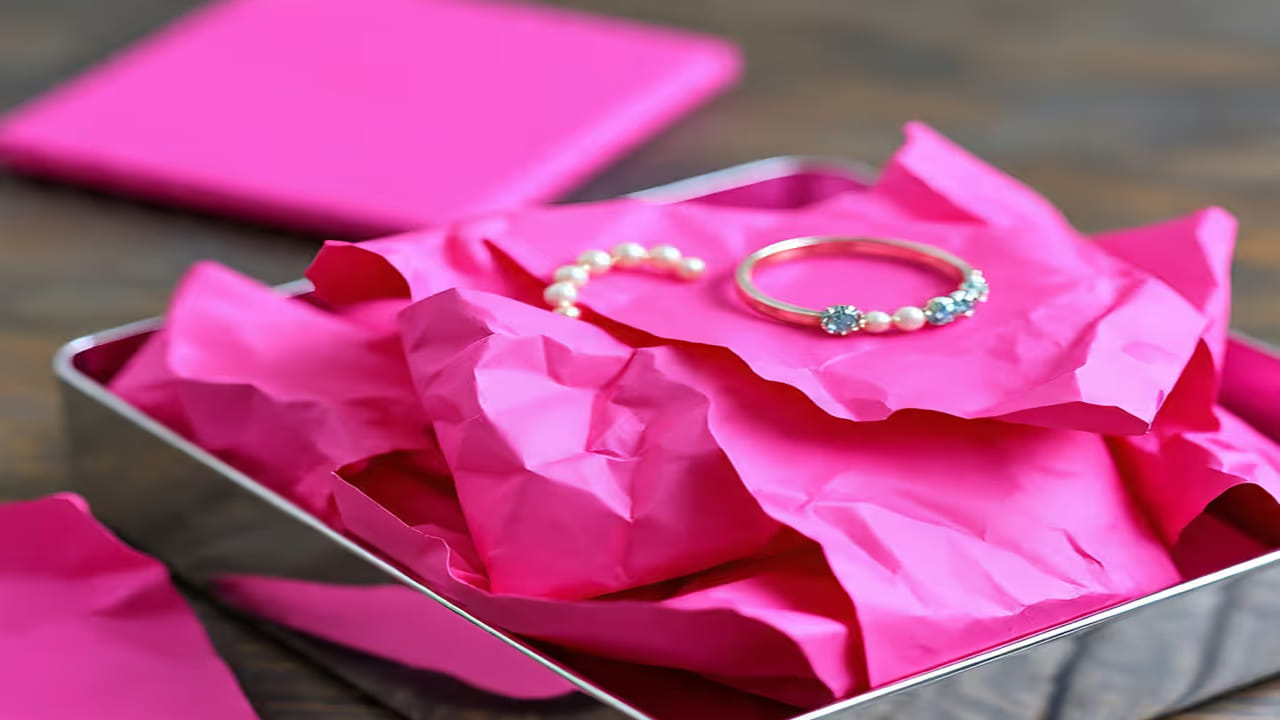 ఇక పింక్ కలర్‌ను శుభంగా భావిస్తారు. దీంతో కొనుగోలు చేసినవారికి శుభం జరగాలనే ఉద్దేశతో షాపుల యజమానులు పింక్ కలర్ పేపర్‌లో అందిస్తారు. దీంతో తరతరాలుగా ఇదే ఆచారం కొనసాగుతూ వస్తోంది. దీంతో గోల్డ్ అనగానే పింక్ కలర్ పేపర్ అందరికీ గుర్తొస్తుంది.
