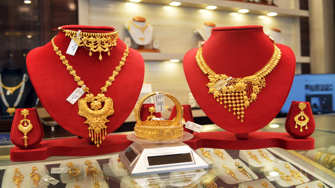 Gold Rate: బంగారం ధరలపై బిగ్ బాంబ్.. త్వరలో రూ.2 లక్షల మార్క్..? షాకింగ్ రీజన్ ఇదే..