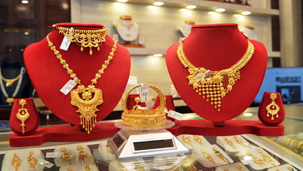 Gold Rate: బంగారం ధరలపై బిగ్ బాంబ్.. త్వరలో రూ.2 లక్షల మార్క్..? షాకింగ్ రీజన్ ఇదే..