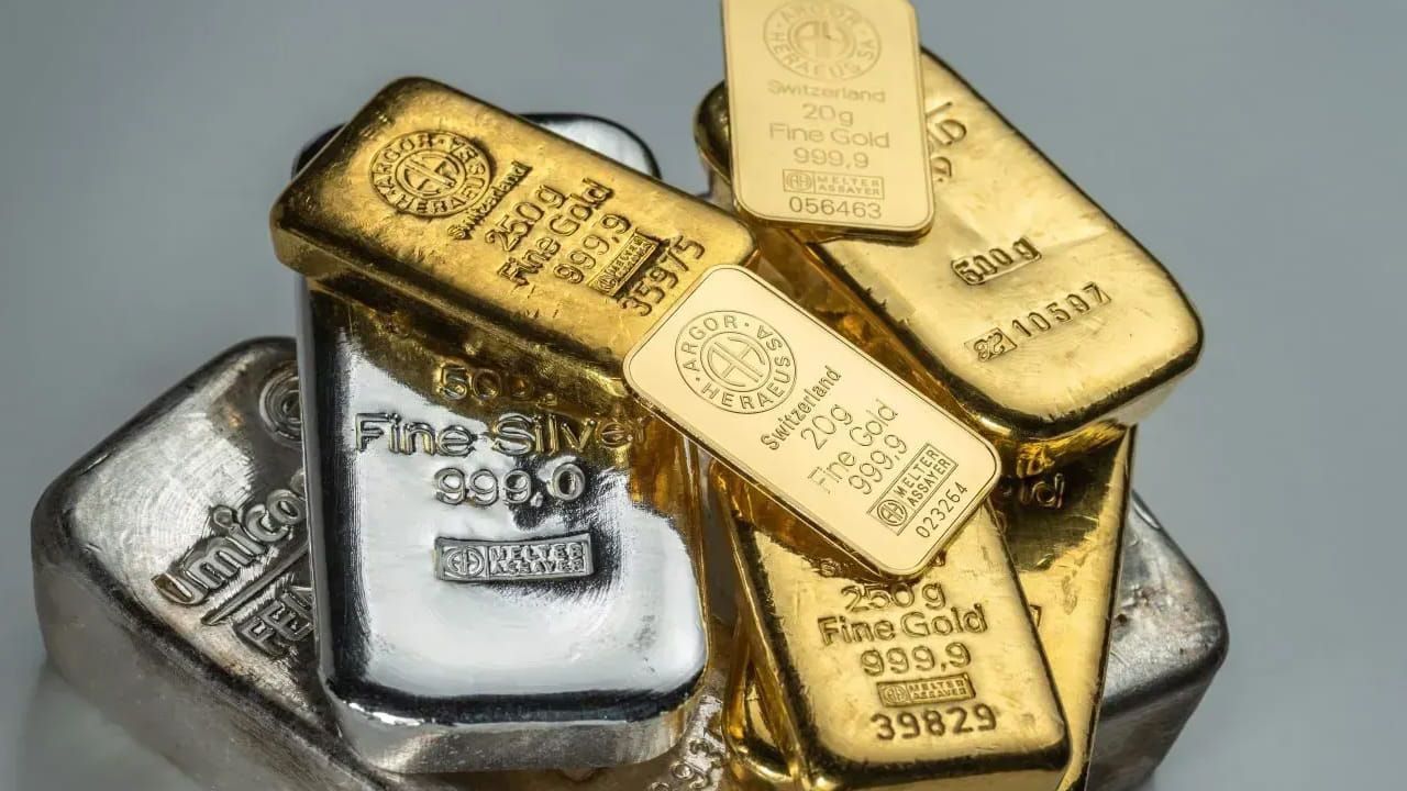 కేంద్ర బడ్జెట్ ప్రకటన వేళ దేశంలో బంగారం ధరలు ఒక్కసారిగా కుప్పకూలాయి. శనివారంతో పోలిస్తే భారీగా పతమనమయ్యాయి. బడ్జెట్ క్రమంలో స్టాక్ మార్కె్ట్లు ఒడిదోడుకులకు లోనవుతున్నాయి. దీంతో పాటు యూఎస్ డాలర్ బలపడటం, భౌగోళిక రాజకీయ పరిణామాలతో బంగారం ధరలు పడిపోతున్నాయి. ఫిబ్రవరి నెల తొలిరోజునే బంగారం ధరలు తగ్గుముఖం పట్టడంతో కొనుగోలుదారులు ఊరట చెందుతున్నారు.