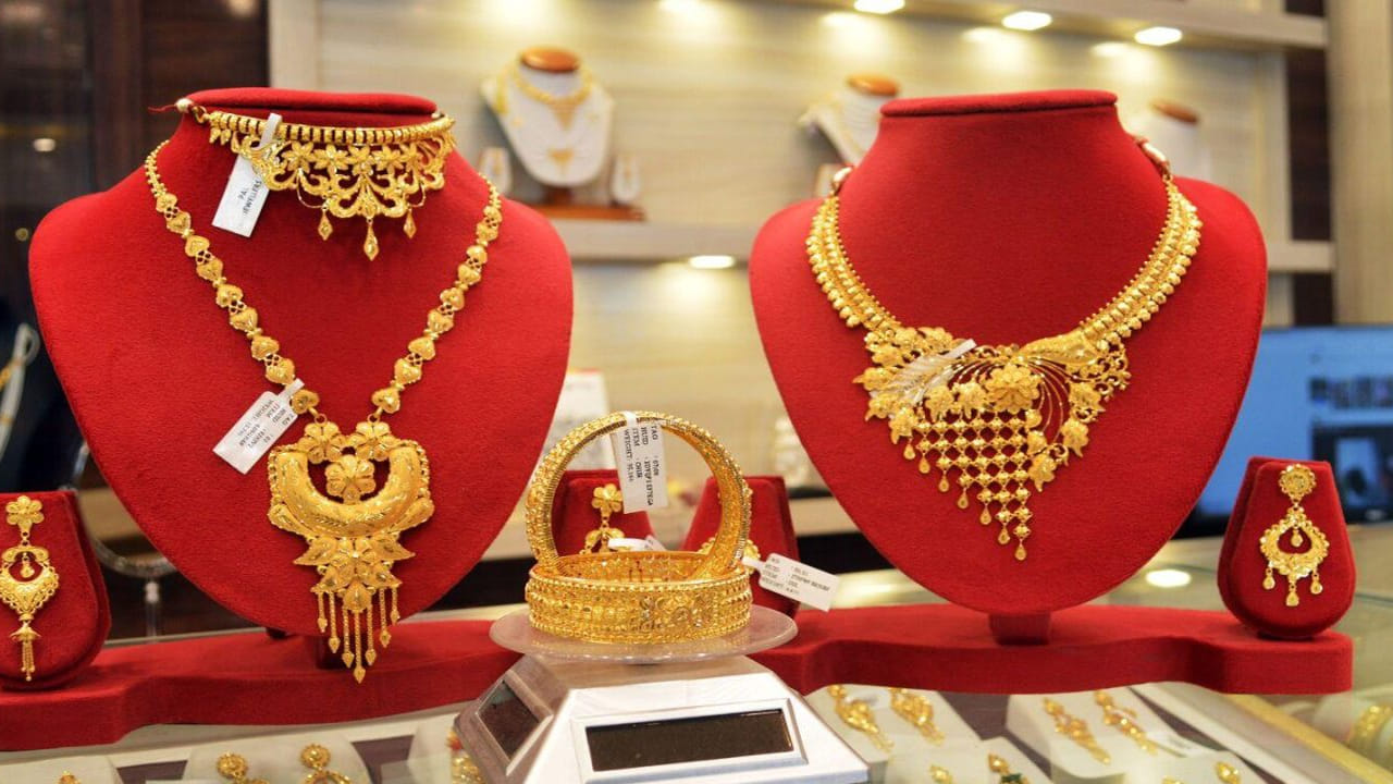 ఇక హైదరాబాద్లో కేజీ వెండి ధర రూ.2.95 లక్షల వద్ద కొనసాగుతోంది. నిన్న కూడా ఇదే ధర ఉంది. వెండి ధరల్లో ఎలాంటి మార్పులు చోటుచేసుకోలేదు. అమెరికా-ఇరాన్ మధ్య ఉద్రిక్తతలు, పలు దేశాలపై ట్రంప్ సుంకాల ప్రభావం బంగారం ధరలపై పడింది.