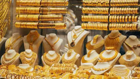 దిగి వస్తున్న బంగారం, వెండి ధరలు.. హైదరాబాద్‌లో ఎంతంటే..