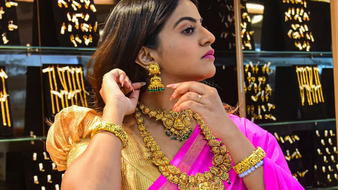 గుడ్‌న్యూస్‌.. దిగి వస్తున్న బంగారం, వెండి ధరలు.. హైదరాబాద్‌లో..