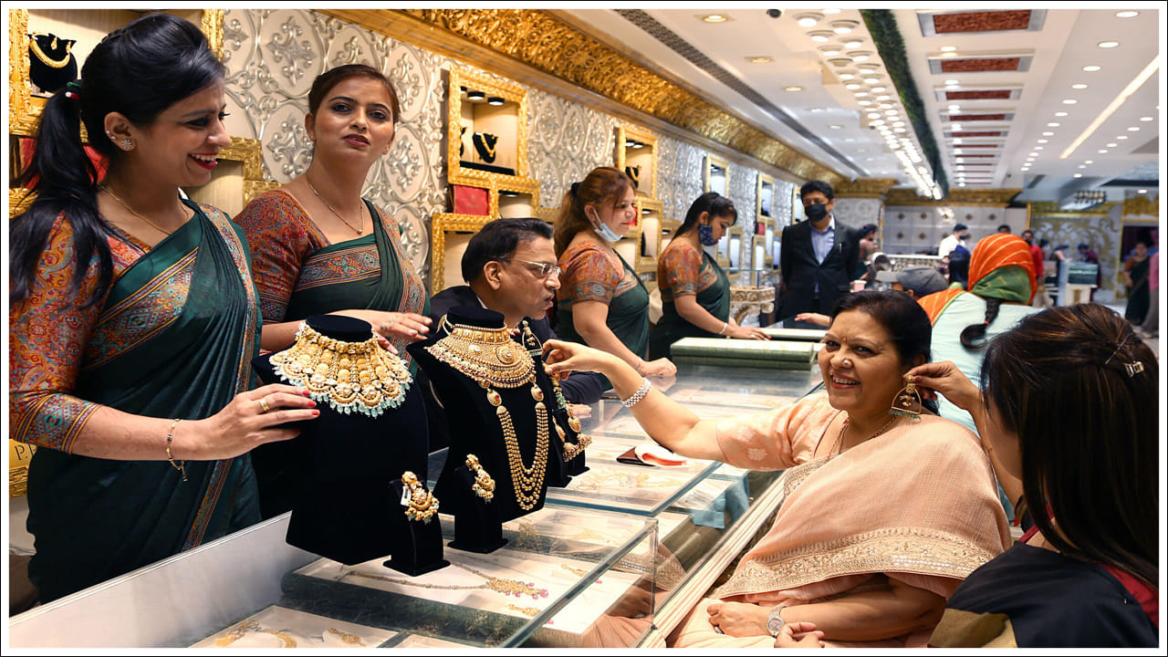  Today Gold Price: మహిళలకు గుడ్‌న్యూస్‌.. బంగారం, వెండి ధరలు భారీ స్థాయిలో తగ్గుముఖం పట్టాయి. పరుగులు పెడుతున్న బంగారం, వెండి ధరలుకు బ్రేకులు పడ్డాయి. ఇటీవల పెరిగిన ధరల నేపథ్యంలో పెట్టుబడిదారులు లాభాల బుకింగ్ చేయడం, అలాగే అమెరికన్ డాలర్ బలపడటం వంటి కారణాల వల్ల ఈ పతనం నమోదైనట్లు మార్కెట్ నిపుణులు చెబుతున్నారు. అంతర్జాతీయ మార్కెట్‌లో ఏర్పడిన పరిస్థితులు దేశీయ బులియన్ మార్కెట్‌పై కూడా ప్రభావం చూపడంతో ధరలు కొంత మేర తగ్గినట్లు కనిపిస్తోంది.