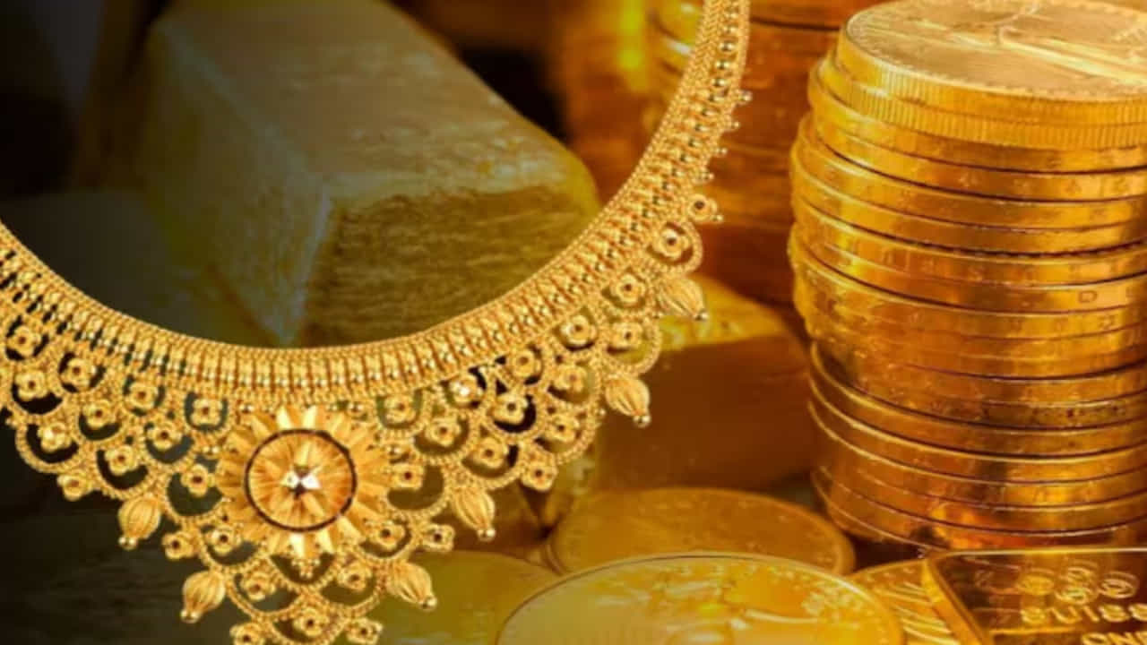 హైదరాబాద్లో 10 గ్రాముల 24 క్యారెట్ల బంగారంపై ఒకేసారి రూ.9 వేలు తగ్గింది. ప్రస్తుతం గోల్డ్ రేటు రూ.1,51,530 వద్ద కొనసాగుతోంది. ఆదివారం ఈ ధర రూ.1,60,580 వద్ద స్ధిరపడింది. నిన్నటితో పోలిస్తే ఏకంగా రూ.9,050 తగ్గింది. ఇక 22 క్యారెట్ల ధర రూ.1,38,900గా ఉంది. నిన్న రూ.1,47,200 వద్ద ఉండగా.. ఏకంగా రూ.8,300 తగ్గముఖం పట్టింది.