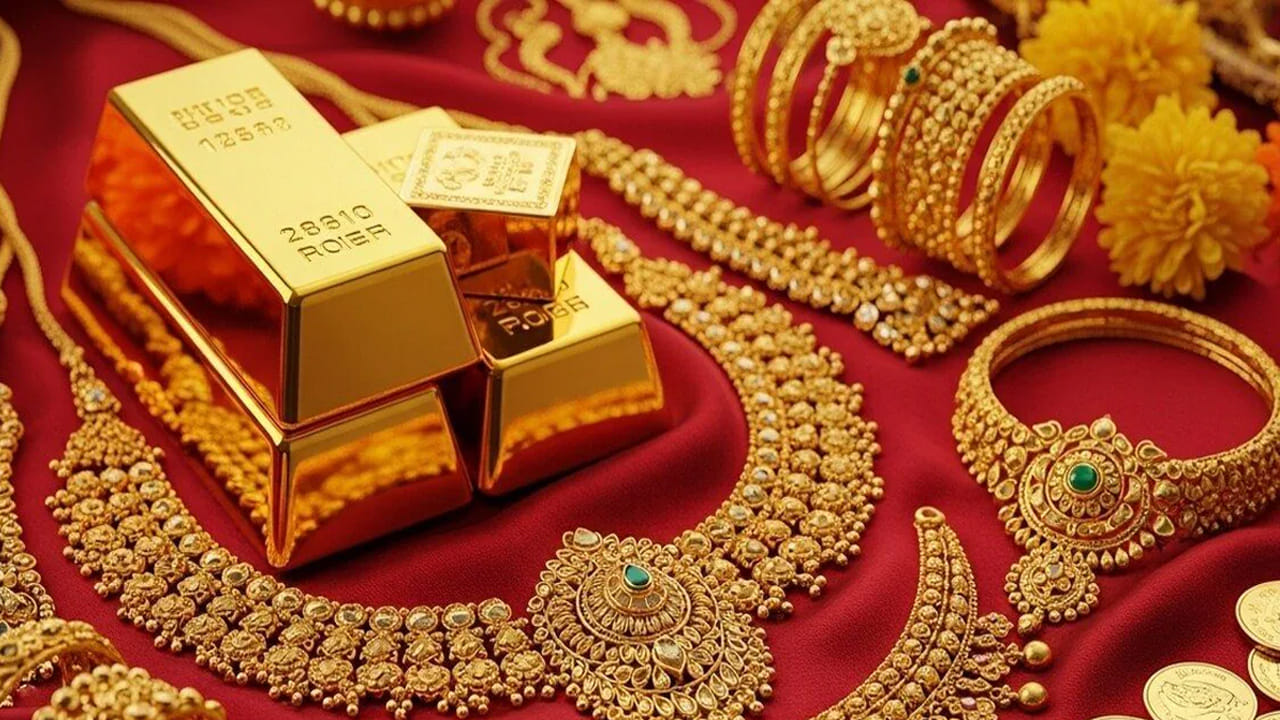 ఇక విజయవాడ, విశాఖపట్నంలో కూడా బంగారంపై రూ.9 వేలు తగ్గింది. ఇక చెన్నైలో అయితే 10 గ్రాముల 24 క్యారెట్ల బంగారం ధర రూ.10,370 పడిపోయింది. ప్రస్తుతం రూ.1,52,180గా ఉండగా.. నిన్న రూ.1,62,550 వద్ద ధర స్ధిరపడింది. ఇక 22 క్యారెట్ల ధరపై సోమవారం రూ.9,500 తగ్గింది. ప్రస్తుతం 22 క్యారెట్ల ధర రూ.1,39,500గా కొనసాగుతోంది.
