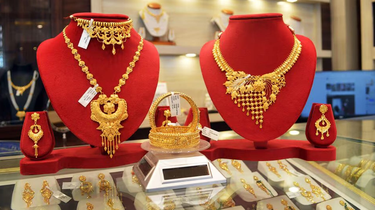  Gold, Silver Price: మళ్లీ బంగారం, వెండి ధరలు నమ్మించి దెబ్బకొట్టాయి. గత కొన్ని రోజులుగా క్రమంగా తగ్గుతున్న బంగారం, వెండి ధరలు భారీగా పెరిగాయి. అయితే బంగారం, వెండి ధరలు ప్రతి రోజు ఉదయం 9-10 గంటల సమయంలో అప్‌డేట్‌ అవుతుంటాయి. దీంతో ఇప్పుడు ధరలు భారీగా పెరిగాయి.