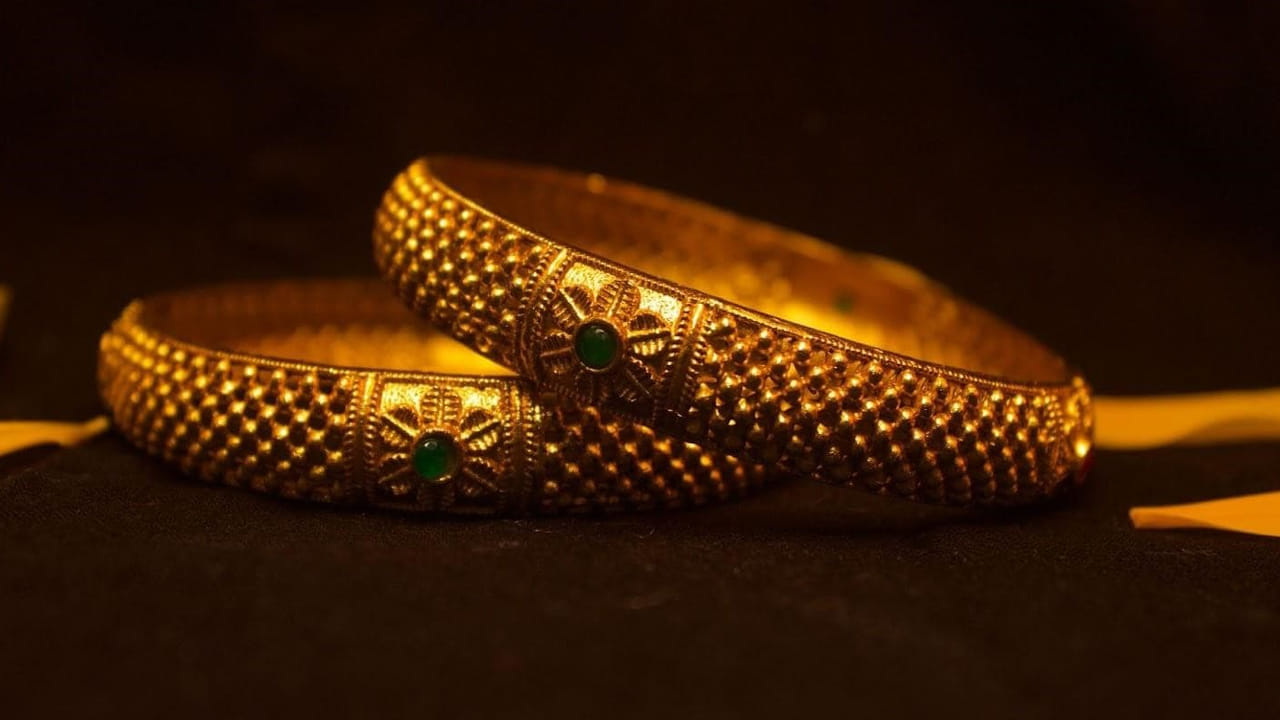  తాజాగా ఫిబ్రవరి 13న 24 క్యారెట్ల 10 గ్రాముల బంగారం ధరపై ఏకంగా 2,620 రూపాయలు తగ్గింది. అలాగే 22 క్యారెట్ల 10 గ్రాముల బంగారం ధరపై 2,400 వరకు తగ్గింది.