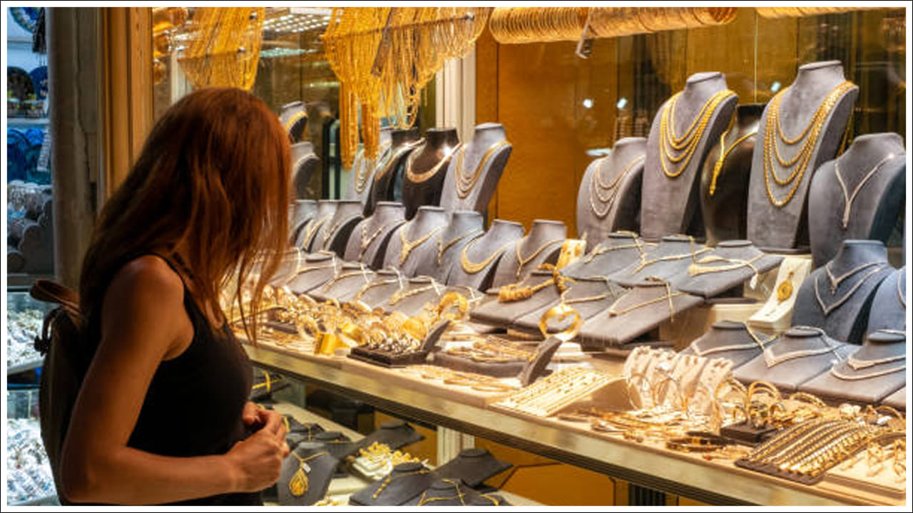 Gold Price Today: తగ్గేదేలే అంటున్న బంగారం, వెండి ధరలు.. హైదరాబాద్లో తులం ధర ఎంతంటే