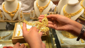 మహిళలకు గుడ్‌న్యూస్‌.. భారీగా తగ్గిన బంగారం, వెండి ధరలు..
