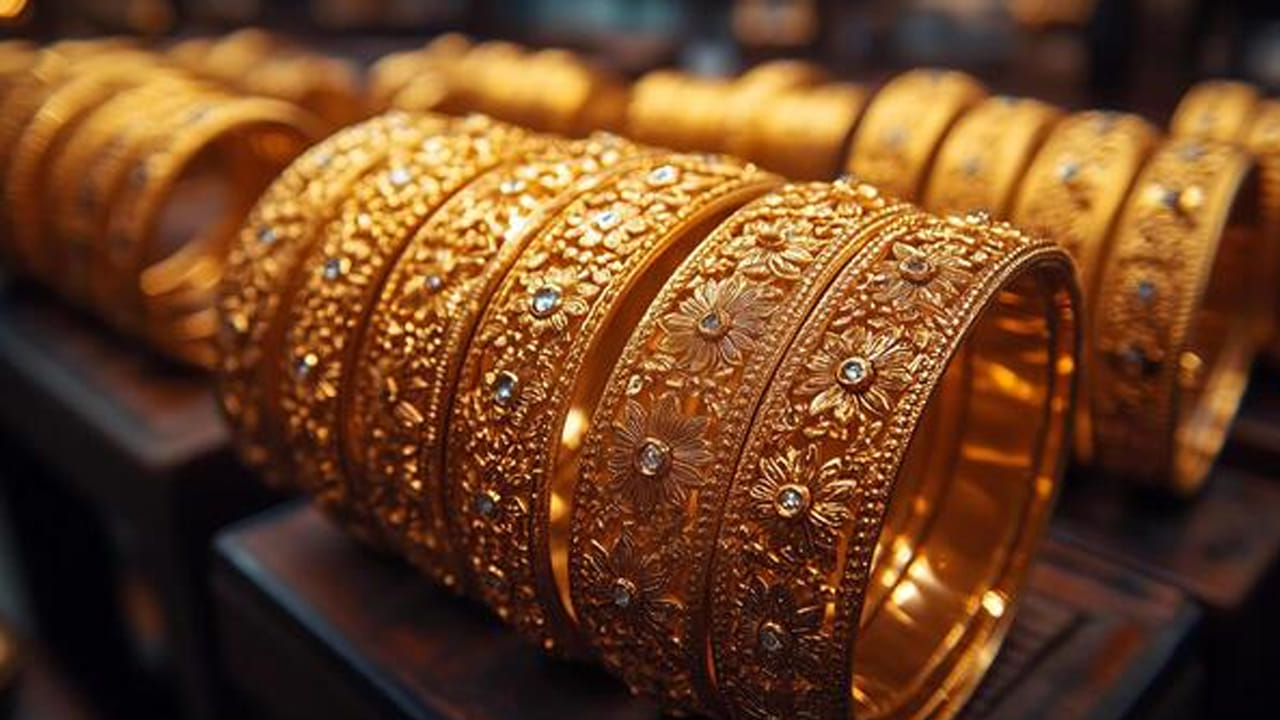 ధరలు తగ్గిన తర్వాత ఏపీ, తెలంగాణ రాష్ట్రాల్లో 24 క్యారెట్ల 10 గ్రాముల బంగారం ధర రూ.1,55,780 ఉండగా, అదే 22 క్యారెట్ల 10 గ్రాముల ధర రూ.1,42,800 వద్ద కొనసాగుతోంది. ఇక తెలుగు రాష్ట్రాల్లో కిలో వెండి ధర రూ.2,80,000 వద్ద ట్రేడవుతోంది.