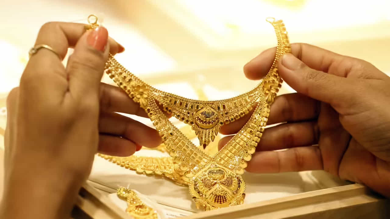 Gold Price Today: బంగారం ప్రియులకు గుడ్న్యూస్.. మళ్లీ భారీగా పెరుగుతూ వస్తున్న బంగారం ధరల నుంచి ఉపశమనం లభించింది. తులం బంగారంపై భారీగా తగ్గుముఖం పట్టింది.