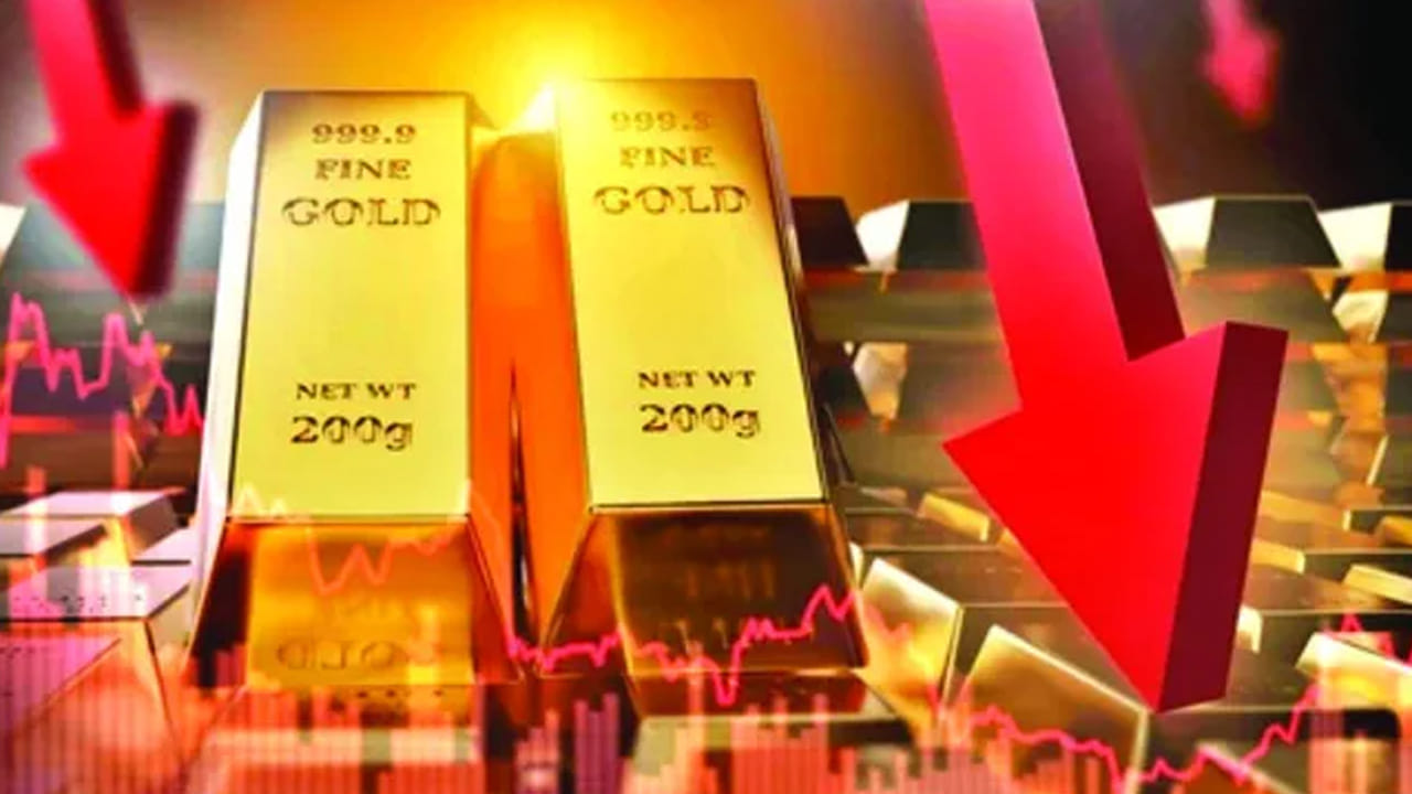 ముఖ్యంగా బంగారం, వెండి ధరల నిర్ణియించడంలో స్థానిక పన్నులు, రవాణా ఖర్చులు కూడా ఉంటాయంట. అంతే కాకుండా , వీటికి ఓ పెద్ద ఫార్ములనే ఉంటుందని చెబుతున్నారు నిపుణులు. మనం బంగారం ఎక్కువగా విదేశాల నుంచి కొనుగోలు చేస్తాం కాబట్టి, వాటి బులియన్ మార్కెట్ అసోసియేషన్ బట్టి, అమెరికా డాలర్ విలువలను బట్టి ధరలు నిర్ణయిస్తారు. ముఖ్యంగా లండన్ లేదా న్యూయర్ మార్కెట్‌లో ఔన్స్ సుమారు 31 గ్రాముల బంగారం రేటు ఎంత ఉందో చూస్తారంట. రూపాయి విలువ డాలర్స్ తో పొలిచ్చినప్పుడు తగ్గితే, బంగారం ధర పెరుగుతుందంట. ఇలా ఒక ఫార్ములాను బట్టి, బంగారం, వెండి ధరలను నిర్ణయిస్తారంట.