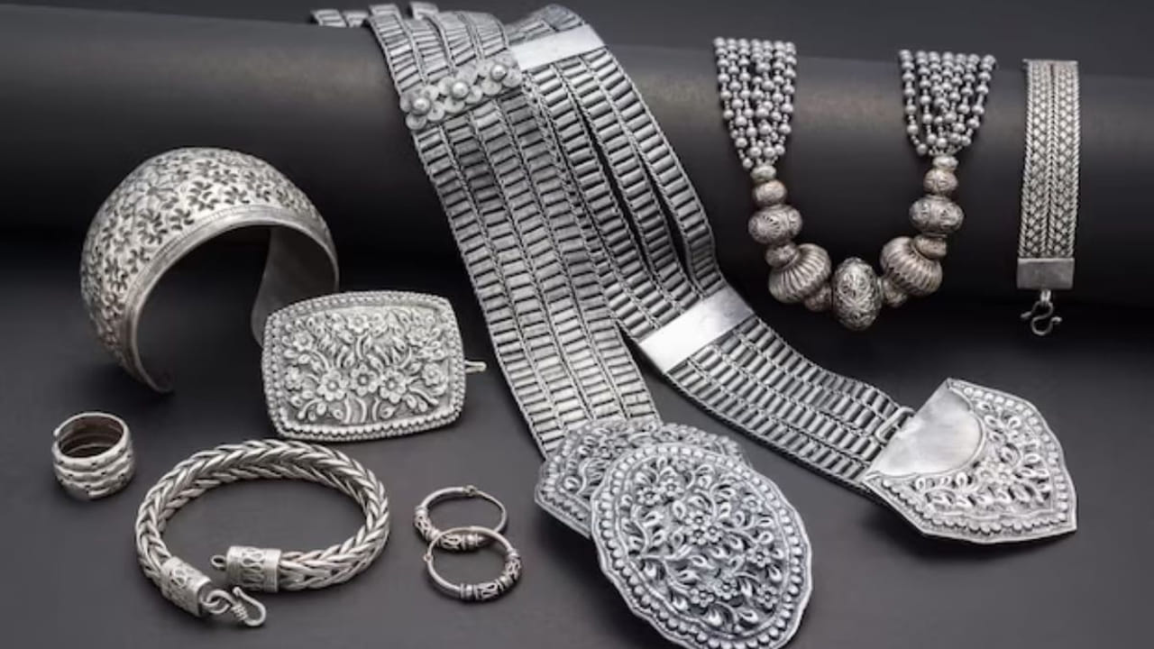   ఇక వెండి విషయానికొస్తే ఇది కూడా రికార్డు స్థాయిలో పెరుగుతున్న వెండి ధరపై భారీగా తగ్గింది. కిలో సిల్వర్‌పై ఏకంగా 15 వేల రూపాయలు తగ్గుముఖం పట్టింది. ధర తగ్గిన తర్వాత కిలో వెండి ధర 2,80,000లకు చేరుకుంది. 