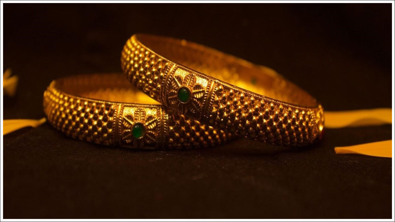  మరోసారి ధర పెరిగిన తర్వాత 24 క్యారెట్ల 10 గ్రాముల బంగారం ధర 1,61,780 రూపాయలు ఉండగా, అదే 22 క్యారెట్ల 10 గ్రాముల ధర 1,48,300 వద్ద కొనసాగుతోంది.