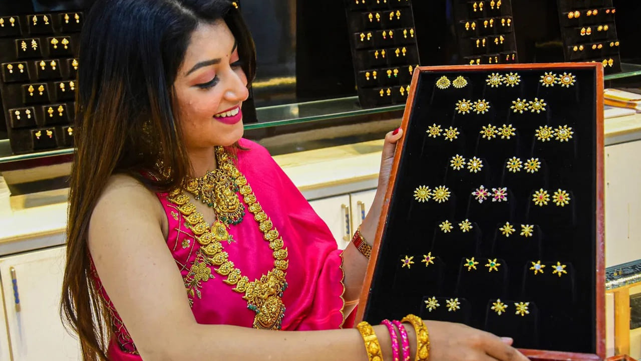  బంగారం, వెండి రేట్లు తీవ్ర ఒత్తిడికి లోనవుతున్నాయి. ధరలు ఎప్పుడు పెరుగుతాయో తెలియని పరిస్థితి ఉంది. జనవరి నెలలో ధరలు నింగిని తాకి పెట్టుబడిదారులకు భారీ లాభాలను అందించగా, ఫిబ్రవరి నెల వచ్చేసరికి నేల చూపులు చూశాయి. అయితే మళ్లీ ధరలు పెరగడం మొదలయ్యాయి. అంతర్జాతీయంగా నెలకొన్న ఆందోళనకర పరిస్థితులు బంగారం ధరను మళ్లీ పెంచుతున్నాయని నిపుణులు చెబుతున్నారు.