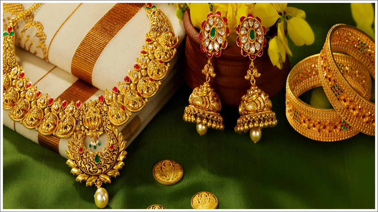 Gold, Silver Price: బంగారం, వెండి ధరలు భగ్గుమంటున్నాయి. అయితే నిన్న ఒక్క రోజు బంగారం, వెండి ధరలు భారీగా పెరిగాయి. నిన్న తులం బంగారంపై ఏకంగా 2 వేల రూపాయలకు పైగా పెరిగింది.