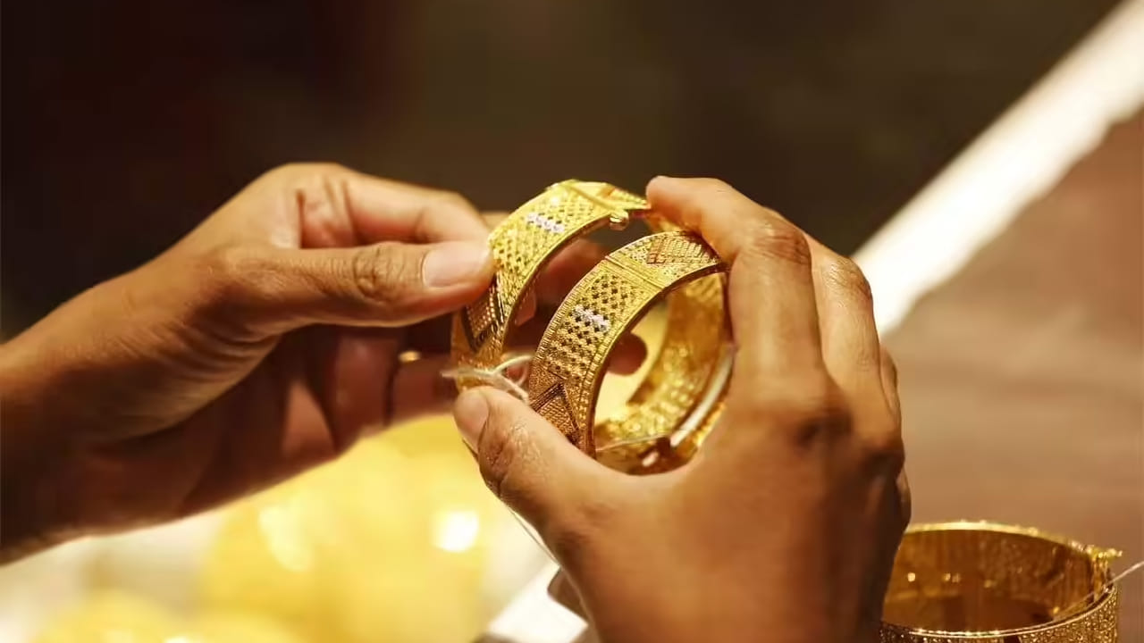  పెరిగిన తర్వాత 24 క్యారెట్ల 10 గ్రాముల బంగారం ధర రూ.1,57,750 ఉంది. అంతకు ముందు దీని ధర రూ.1,55,780 ఉండేది.