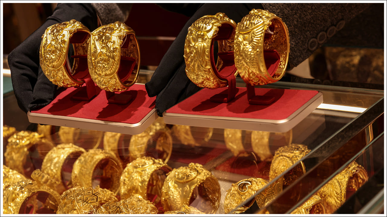  దేశీయ మార్కెట్‌లో బంగారం, వెండి ధరలు పెరిగితే, మల్టీ కమాడిటీ ఎక్స్‌ఛేంజ్‌లో కూడా ధరలు భారీగా తగ్గాయి. గోల్డ్ ఏప్రిల్ ఫ్యూచర్స్ 0.69 శాతం అంటే రూ.1,109 తగ్గి రూ.1,60,489 వద్ద ట్రేడ్ అవుతోంది. సిల్వర్ మార్చి ఫ్యూచర్స్ 0.55 శాతం అంటే రూ.1,454 తగ్గి రూ.2,63,879 వద్ద ట్రేడ్ అవుతోంది. 