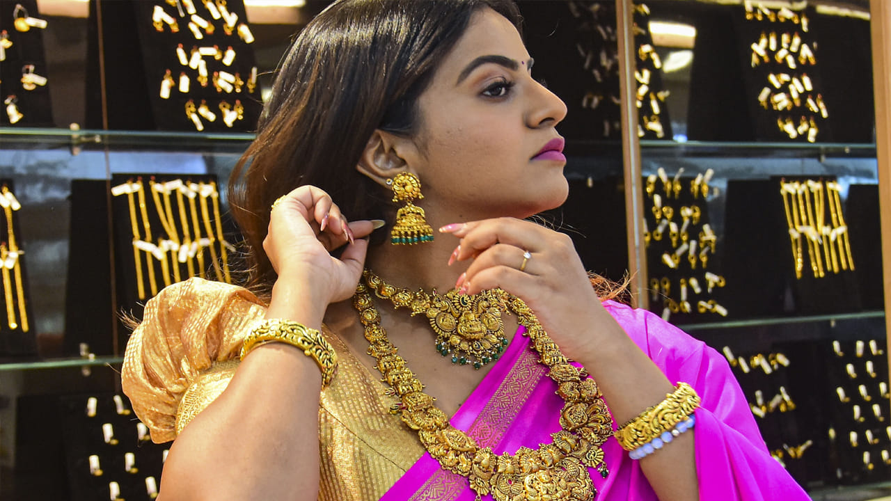  ఇక 22 క్యారెట్ల 10 గ్రాముల బంగారం ధర పెరిగిన తర్వాత రూ.1,44,600 వద్ద ట్రేడవుతోంది. అదే అంతకు ముందు ధర అంటే పెరగకముందు రూ.1,42,800 వద్ద ఉండేది.