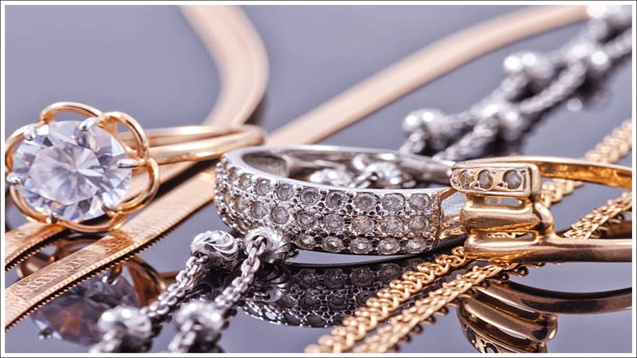  అలాగే వెండి కూడా ఏకంగా 15 వేల రూపాయల వరకు పెరిగింది. అయితే తాజాగా మంగళవారం బంగారం ధరలు మరో సారి పెరిగాయి.  తులం బంగారంపై ఇప్పుడు 400లకుపైగా పెరిగింది. 