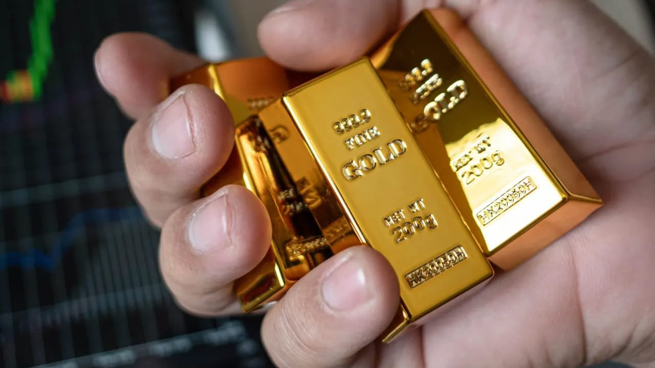 బంగారం ధరలు ఒక్కసారిగా మారాయి. గంట్లోనే రేట్లు తారుమారయ్యాయి. ఉదయం గోల్డ్ రేట్లు స్వల్పంగానే తగ్గగా.. స్టాక్ మార్కెట్లు ప్రారంభం కాగానే ధరల్లో ఊహించని మార్పులు చోటుచేసుకున్నాయి. గోల్డ్, సిల్వర్ ధరలు భారీగా పతనమయ్యాయి. ఢమాల్ అంటూ ఒక్కసారి పడిపోయాయి. అంతర్జాతీయ పరిస్థితులు, డాలర్ బలపడుతుండటంతో పసిడి ధరలు తగ్గుతున్నాయి