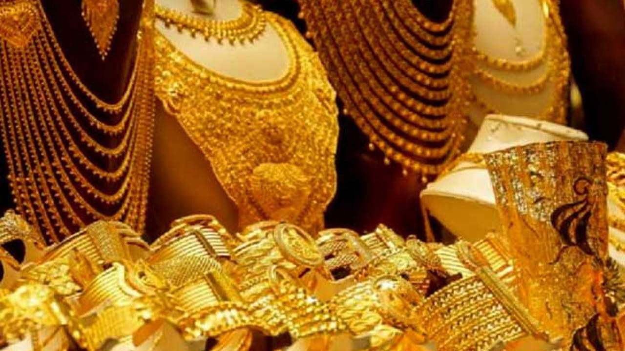 హైదరాబాద్‌లో 22 క్యారెట్ల బంగారంపై నిన్నటితో పోలిస్తే నేడు రూ.1300 తగ్గింది. ఇక విజయవాడ, విశాఖపట్నంలో ఇవే ధరలు ఉన్నాయి. అయితే రాష్ట్రాలు విధించే ట్యాక్స్‌లను బట్టి వేర్వేరు రాష్ట్రాల్లో బంగారం ధరల్లో మార్పులు ఉంటాయి. దీంతో చెన్నై, బెంగళూరు, ఢిల్లీలో గోల్డ్ రేట్లలో స్వల్ప తేడా ఉన్నాయి. 

