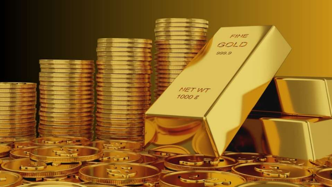 ఇక దేశ రాజధాని ఢిల్లీలో 10 గ్రాముల 24 క్యారెట్ల ప్యూర్ గోల్డ్ రేటు రూ.1,55,060 వద్ద కొనసాగుతోండగా.. నిన్న రూ.1,56,590 వద్ద స్థిరపడింది. నిన్నటితో పోల్చుకుంటే రూ.1530 మేర తగ్గింది. ఇక 22 క్యారెట్ల ధర రూ.1,42,150 పలుకుతోంది. సోమవారం ఈ ధర రూ.1,43,550 వద్ద ఉండేది