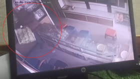 క్షణాల్లో గోల్డ్ షాపులో ఉంగరాలు మాయం