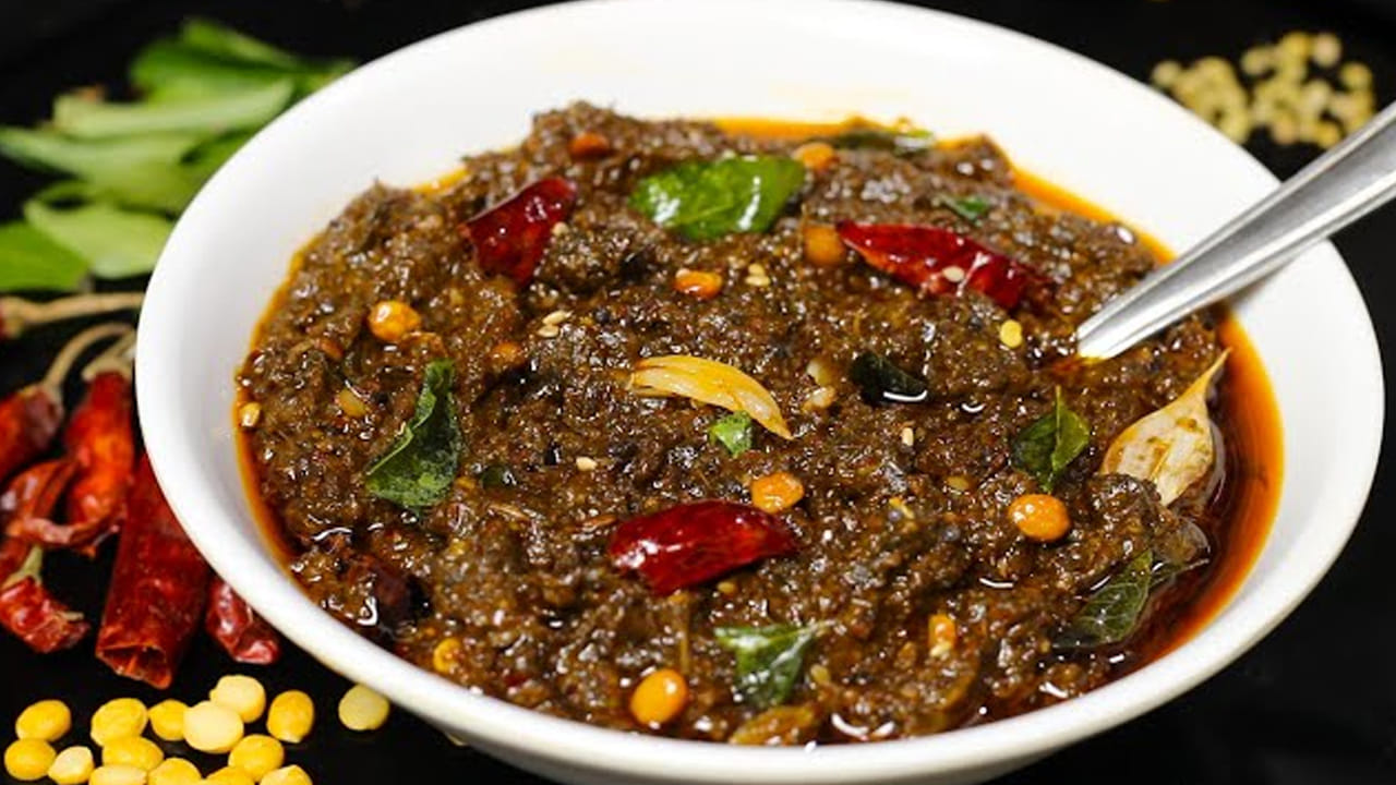 కావాల్సిన పదార్థాలు : గోంగూర రెండు కట్టలు, ఆయిల్ మూడు టేబుల్ స్పూ్న్స్, చిన్న అల్లం ముక్క, వెల్లుల్లిపాయలు 3, ఎండు మిర్చి 6, ధనియాలపొడి 2 టేబుల్ స్పూన్స్, చింత పండు కొచెం, వీలైతే ఒక టమాటా, పోపు కోసం, జీలకర్ర, ఆవాలు, శనగపప్పు వన్ టీస్పూన్, కారం, ఉప్పు రుచికి సరిపడ.