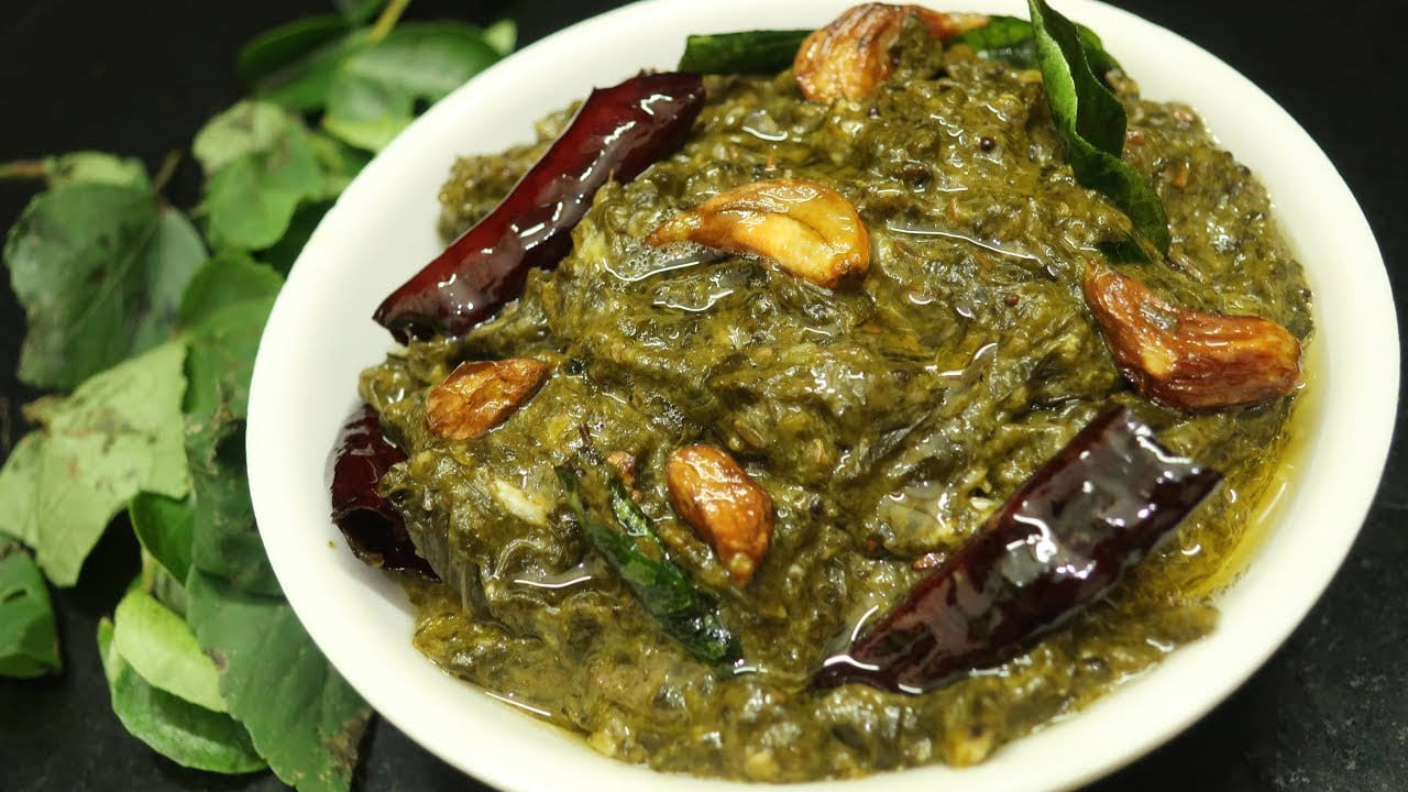 తయారీ విధానం : ముందుగా గోంగూర ఆకులు తుంచి శుభ్రంగా కడిగి, నీరు ఇంకిపోయే వరకు పక్కన ఒక కాటన్ క్లాత్‌లో పెట్టాలి.  తర్వాత గ్యాస్ స్టవ్ ఆన్ చేసి, కడాయి పెట్టి అందులో అందులో ధనియాలు, మెంతులు, ఆవాలు వేసి దోరగా వేయించి పక్కన పెట్టుకోవాలి. తర్వాత ఇందులోనే నూనె వేసి, మనం ముందుగా తుంచి, శుభ్రంగా కడిగి పెట్టుకున్న గోంగూర ఆకులను వేయించుకోవాలి.